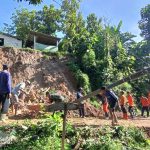 Gotong Royong, Polisi bersama TNI dan Warga Bersihkan Tanah Longsor di Magetan IMG-20240306-WA0021