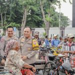 Merakyat, Kapolrestabes Surabaya Ajak Sarapan Bareng dan Berbagi Sembako untuk Abang Becak IMG-20240307-WA0077