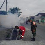 Jangan Lengah, Kata Babinsa Saat Fogging Di Desa Sumberagung Gandusari IMG-20240709-WA0088