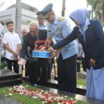 Pangkoopsud I Pimpin Upacara Ziarah dan Tabur Bunga dalam rangka Hari Bakti TNI AU ke-77 IMG-20240728-WA0156
