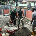 Kompak, Bersama Warga Karangrejo Babinsa Koramil Garum Bantu Renovasi Rumah Bapak Lamidi IMG-20240810-WA0082