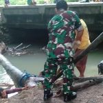 Babinsa Bersihkan Sungai, Wujudkan Lingkungan Sehat dan Bersih IMG-20240815-WA0107