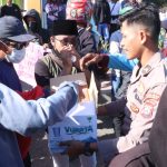 Humanis Polisi Berbagi Air Mineral Untuk Peserta Unras di Situbondo IMG-20240829-WA0039