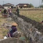 Babinsa Bersama Warga Bangun Talud Irigasi IMG-20240924-WA0119