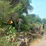 Kompak, Polres Ponorogo Bersama TNI dan Warga Bersihkan Sungai Cegah Banjir IMG-20241120-WA0012