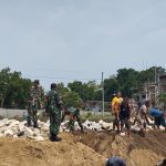Babinsa dan Warga Gotong Royong Bangun Talud, Antisipasi Cuaca Ekstrim IMG-20241204-WA0037