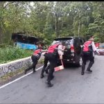 Tim Drogban Polres Magetan Siaga Bantu Kendaraan Wisatawan di Tanjakan Ekstrem Wisata Telaga Sarangan IMG-20241231-WA0071