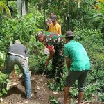 Menyatu dengan Alam, Babinsa Kelurahan Sumberdiren Bersama Warga Tanam Pohon di Bantaran Sungai Abab IMG-20250101-WA0013