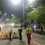 Pastikan Keamanan Dan Ketertiban Lalu - Lintas Dimalam Tahun Baru Polres Pelabuhan Tanjung Perak Lakukan Penyekatan Di Suramadu IMG-20250101-WA0068