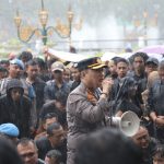 Rutam Nuwus Nawak: Kombes Pol Nanang Basah Kuyup Kawal Aksi Damai Mahasiswa IMG-20250219-WA0023