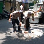 Cegah Laka Lantas, Polisi Tambal Jalan Berlubang di Pasuruan yang Tak Kunjung Diperbaiki IMG-20250303-WA0026