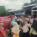 Polri Untuk Masyarakat: Polres Pelabuhan Tanjung Perak Bagikan 200 Takjil Menjelang Idul Fitri 1446 H di Serambi Ampel Surabaya IMG-20250319-WA0048