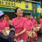 Bhayangkari Polres Pelabuhan Tanjung Perak Bagikan 350 Takjil di Pos PAM Bunguran Surabaya IMG-20250325-WA0055