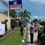 Peduli Sesama di Jumat Penuh Berkah, Kantor Imigrasi Bagikan Paket Makanan IMG-20250426-WA0107