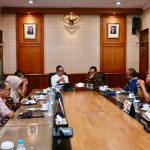 Rapat Internal Bersama Wali Kota Surakarta, Wamendagri Tegaskan Pentingnya Efisiensi APBD IMG-20251021-WA0199