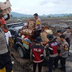 Polda Jatim Bantu Warga Evakuasi Barang Berharga di Tengah Erupsi Gunung Semeru IMG-20251124-WA0063