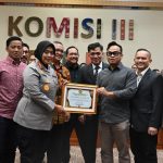 Komisi III DPR RI Beri Penghargaan ke Kapolres Metro Bekasi atas Keberhasilan Mengawal Konflik Antara Warga dengan Pengembang Secara Damai. IMG-20260331-WA0155