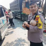 Tuai Pujian Warganet, Aksi Heroik Bhabinkamtibmas Polsek Bagor Selamatkan Bayi Korban Kecelakaan Bus di Nganjuk IMG-20260708-WA0088